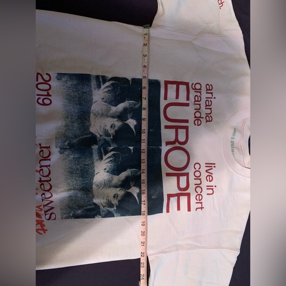 **SOLD** Ariana Grande Live in Europe crewneck Large - Picture 8 of 10